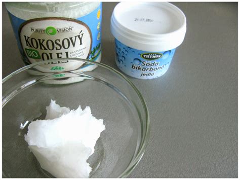 muž holí tvár s použitím kokosového oleja