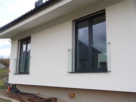 Schéma s rozmermi a umiestnením zábradlia pri francúzskom okne na poschodí