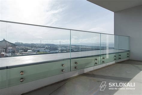 Fotografia moderného interiéru s francúzskymi oknami na poschodí a skleneným zábradlím