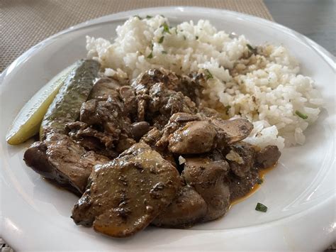 Servírovaná kuracia pečeň s lečom a ryžou