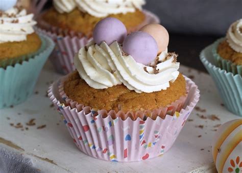 Veľkonočné mrkvové muffiny zdobené krémom