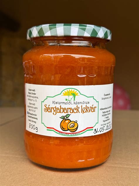 Ľudia varia lekvár v kotlíkoch