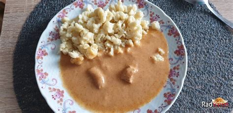 Hotový kurací perkelt s haluškami