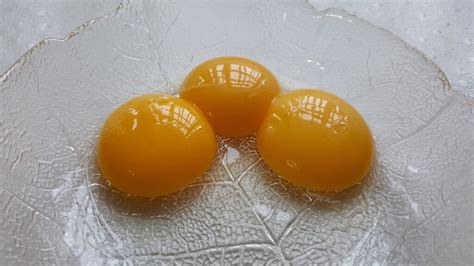 Výživová tabuľka vajca s rozdelením na bielok a žĺtok