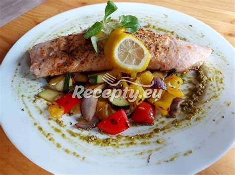 Losos s cestovinami a zeleninou