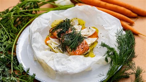 Losos v papierovom balíčku s zeleninou