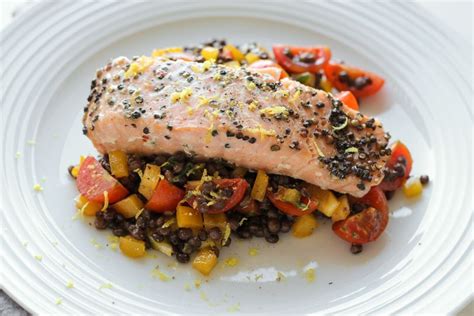 Pečený losos s mrkvovým a rukolovým šalátom