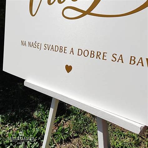 Svadobná tabuľa s červenými akcentmi