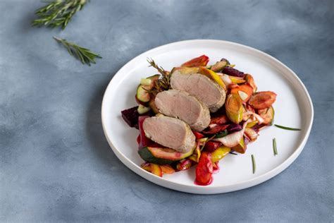 Servírovaná bravčová panenka s dusenou zeleninou