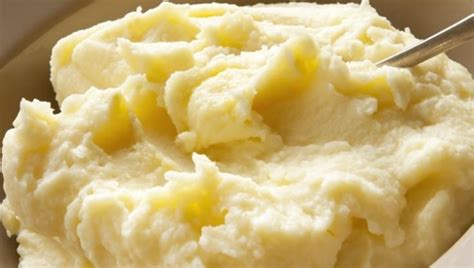 Hotová zemiaková kaša na tanieri s bylinkami