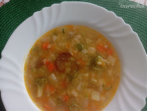 Ilustrácia detského príkrmu s cestovinami a zeleninou