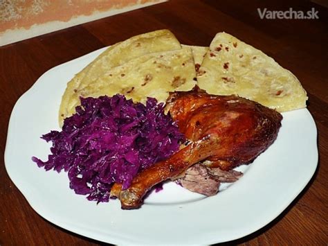 Servírovaná pečená kačica s knedľou a červenou kapustou