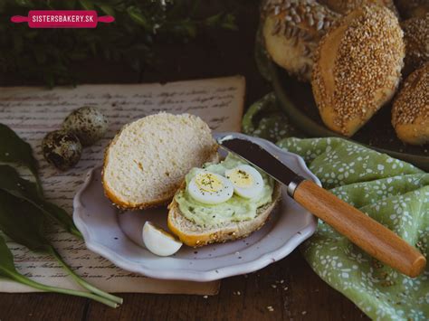 Misku s hotovou olivovou nátierkou a kúskom pečiva