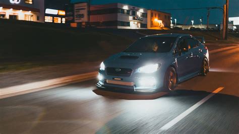 Ilustračná fotografia LED denných svetiel na aute