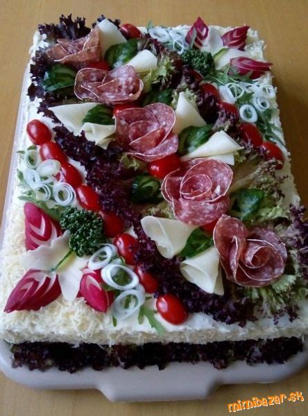 Farebná slaná torta z toastového chleba