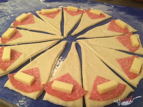 príprava slaných placiek so salámou a syrom