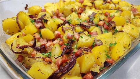 Pečené zemiaky so slaninou a kôprovým dipom