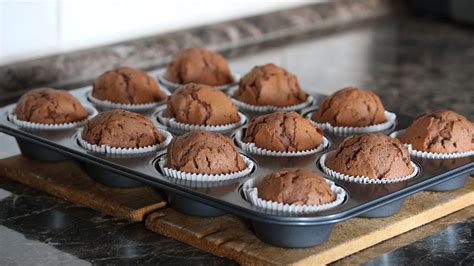 Čerstvo upečené muffiny na plechu