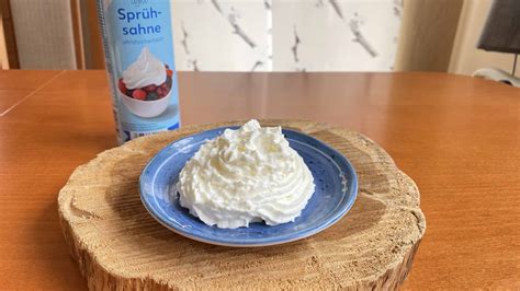 Zmiešané mascarpone a šľahačka v miske