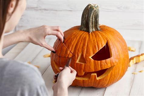 Infografika s krokmi na vyrezávanie halloweenskej tekvice