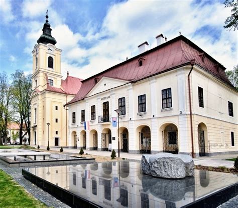 Výhľad z kaviarne Hotela Dúmbiér Brezno na námestie
