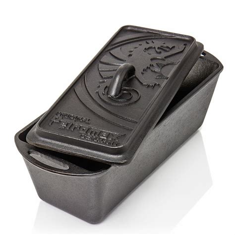 Liatinový pekáč Petromax pripravený na použitie v ohnisku