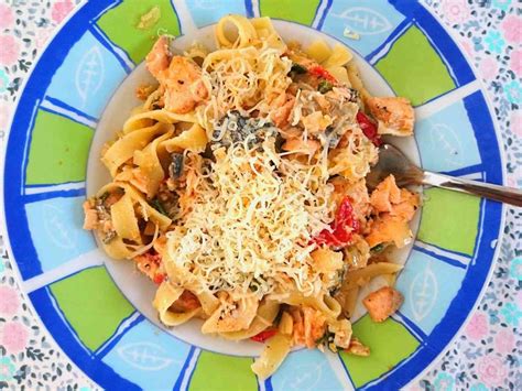 Cestoviny s lososom a čerstvými bylinkami