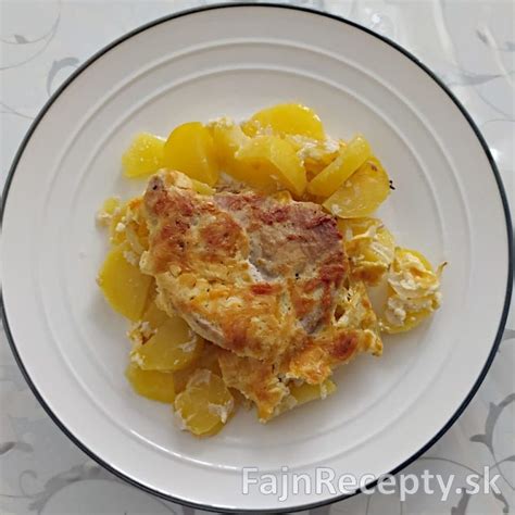 Zemiaky a kuracie prsia na plechu