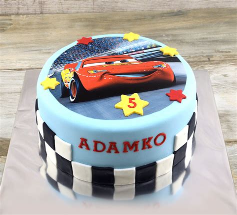 Ukážka torty zdobenej jedlým obrázkom s autom