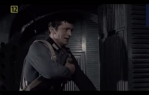 Scéna z filmu Kurz negatívneho myslenia s Geirrom na vozíku