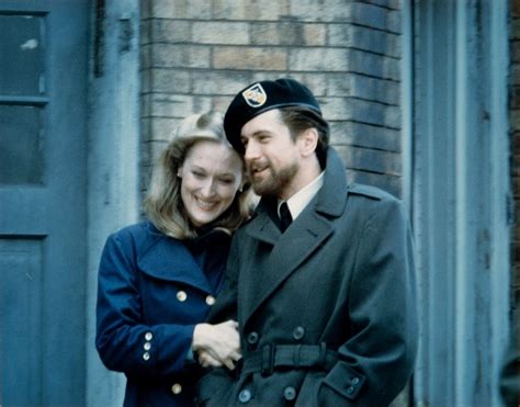 Interiér bytu Geirra s plagátom filmu Lovec jeleňov