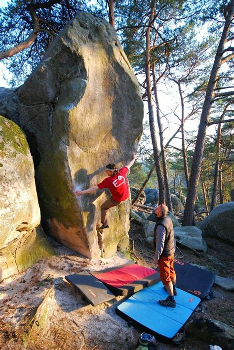 Ilustrácia boulderingového lezca