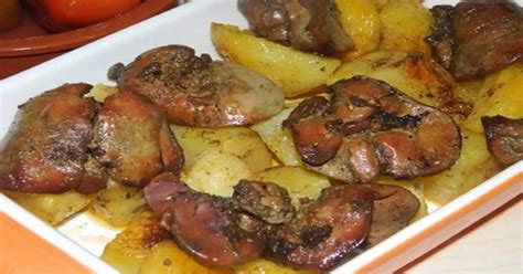 Miska s pečenými zemiakmi a kuracou pečeňou