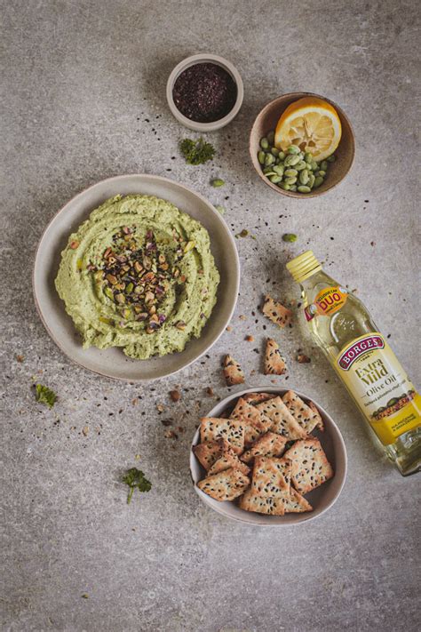 Zostava rôznych jedál dochutených olivovým olejom