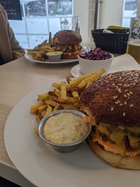 Interiér reštaurácie Roxor Burger s ponukou remeselných pív