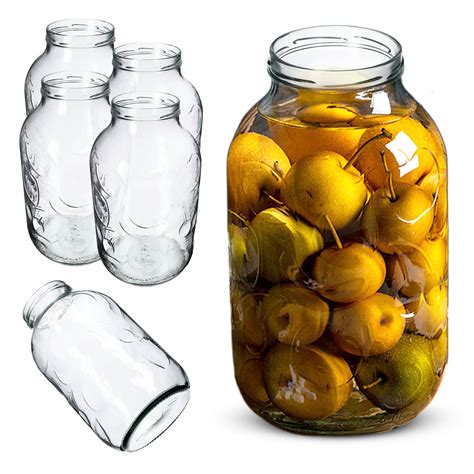 Nádoba s pripravenými hruškami na zaváranie