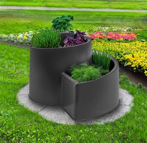 Bylinková špirála v permakultúrnej záhrade