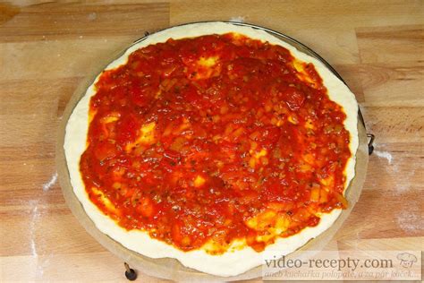 Príprava paradajkového základu na pizzu
