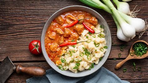 miska s bravčovým gulášom a cestovinami