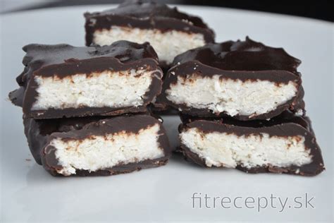 Detailná fotografia hotových kokosových tyčiniek