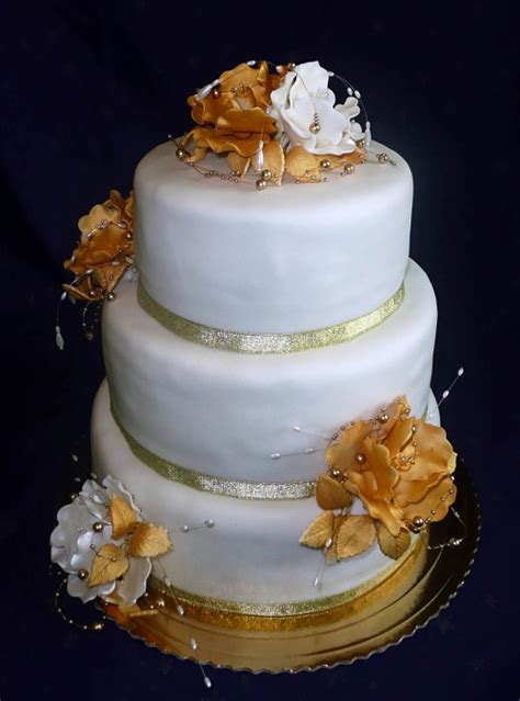 Zlaté akcenty na svadobnej torte