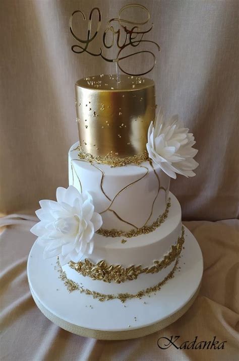 Moderné trendy svadobných tort s metalickými detailmi