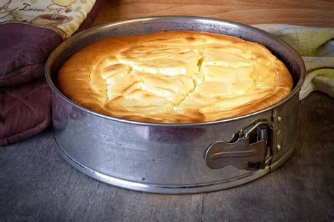 Cheesecake s prasklinami na povrchu