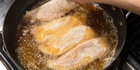 Smaženie francúzskeho toastu na panvici