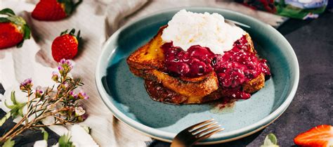 Francúzsky toast s ovocím a javorovým sirupom