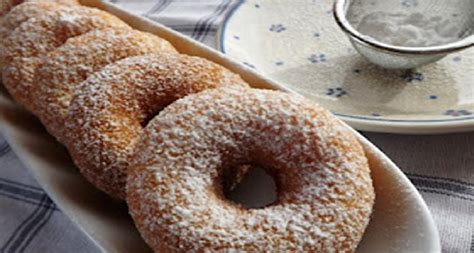 Hotové šišky posypané práškovým cukrom