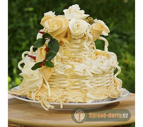 Syrová torta zdobená syrovými ružami