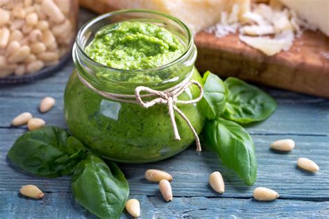čerstvá bazalka a ingrediencie na pesto