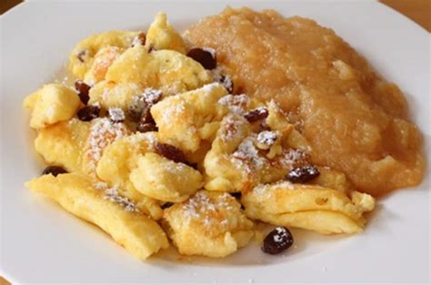 Käsknöpfle s cibuľkou a jablčným pyré