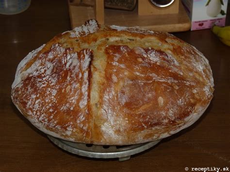 Chlieb chladnúci na mriežke
